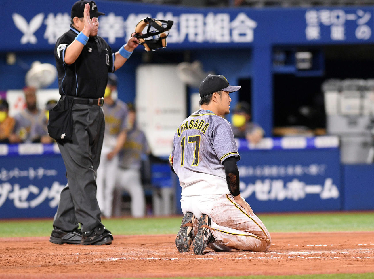 DeNA対阪神　6回裏DeNA1死満塁、パスボールで失点した岩貞は座り込む（撮影・滝沢徹郎）