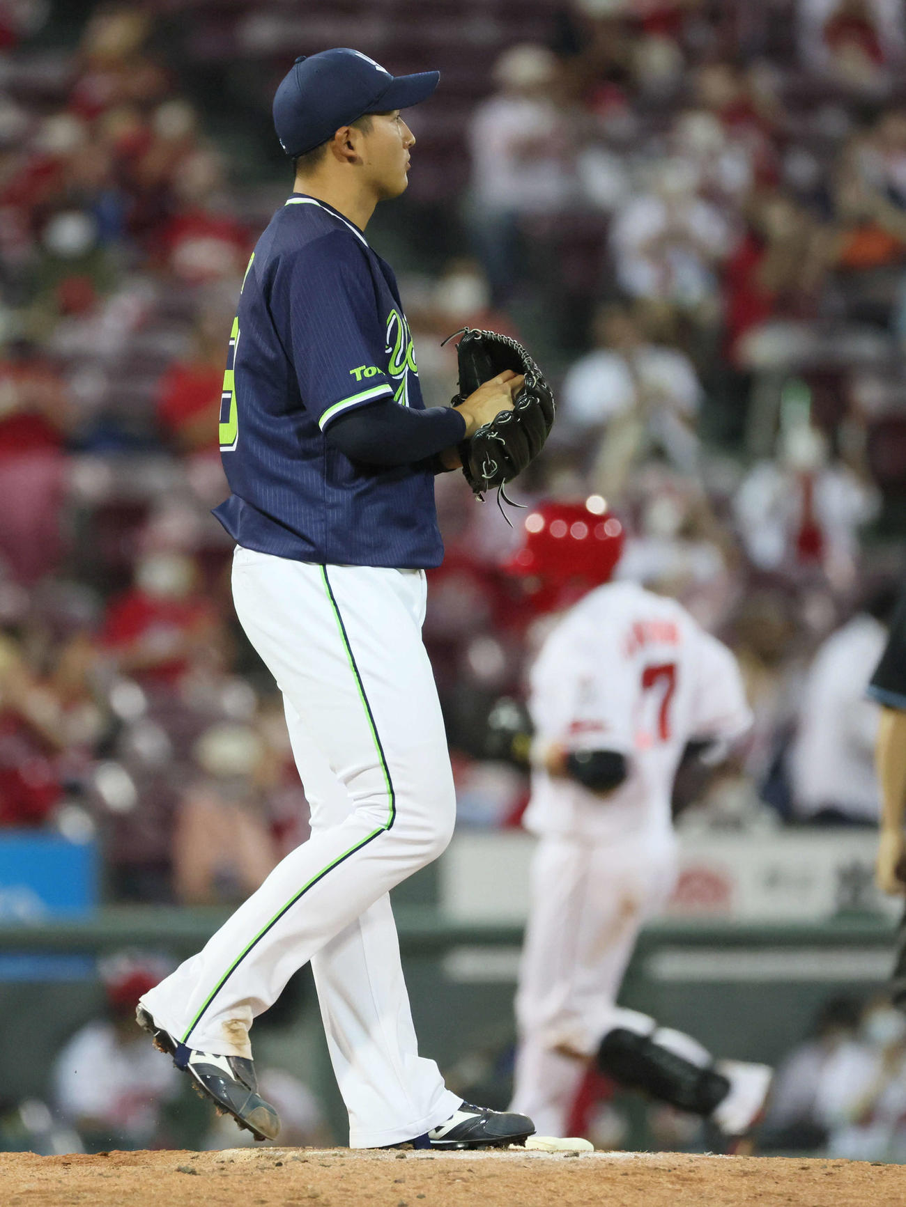 広島対ヤクルト　8回裏広島無死、会沢に中越え本塁打を打たれた梅野（撮影・加藤孝規）