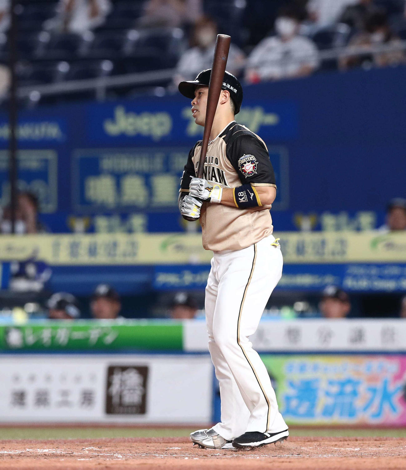 ロッテ対日本ハム　3回表日本ハム1死三塁、四球を選ぶ近藤（撮影・黒川智章）