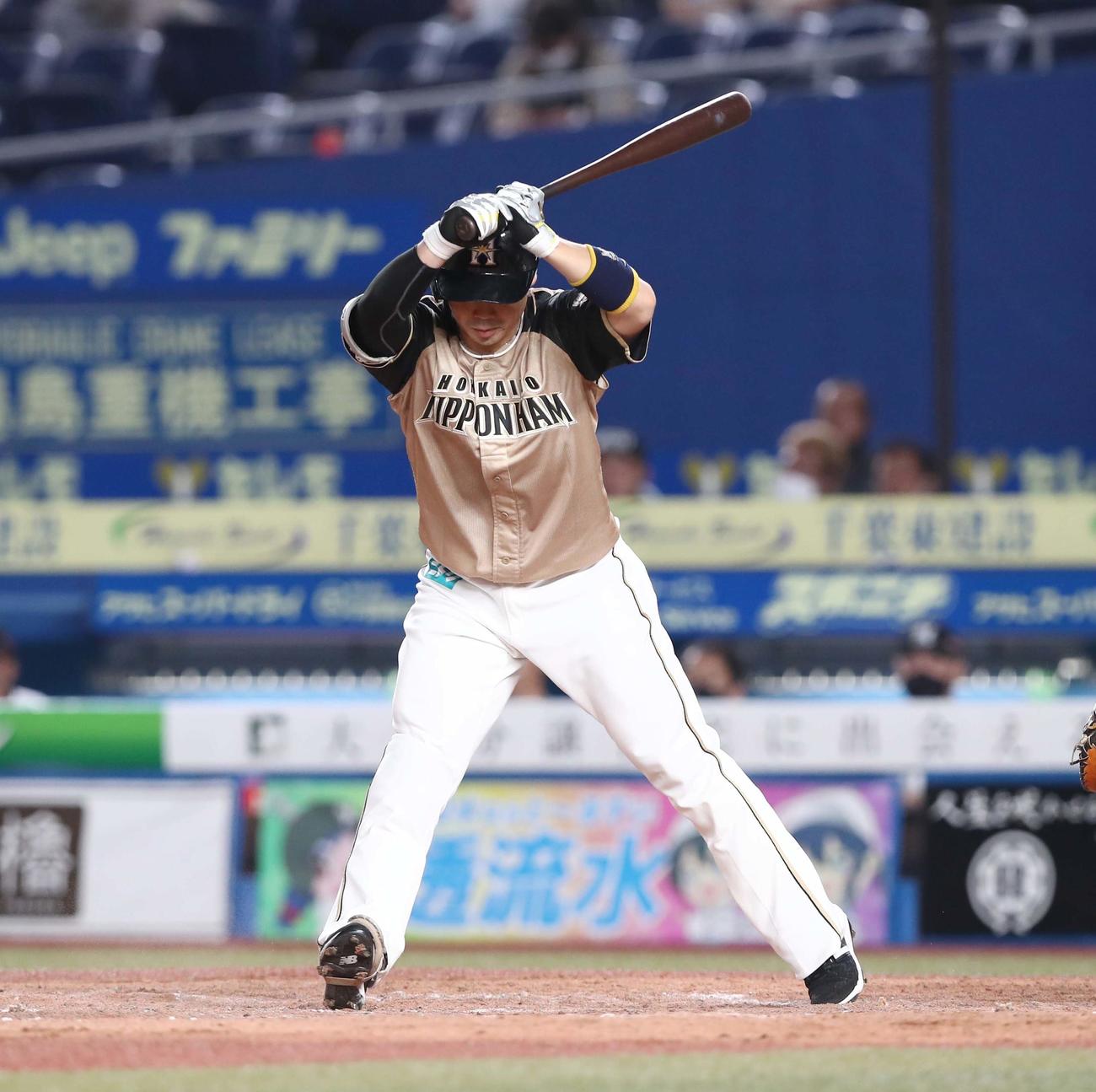 ロッテ対日本ハム　5回表日本ハム1死、四球を選ぶ近藤（撮影・黒川智章）