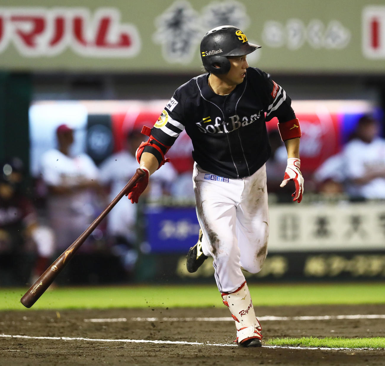 楽天対ソフトバンク　4回表ソフトバンク無死満塁、中前適時打を放つ栗原（撮影・足立雅史）