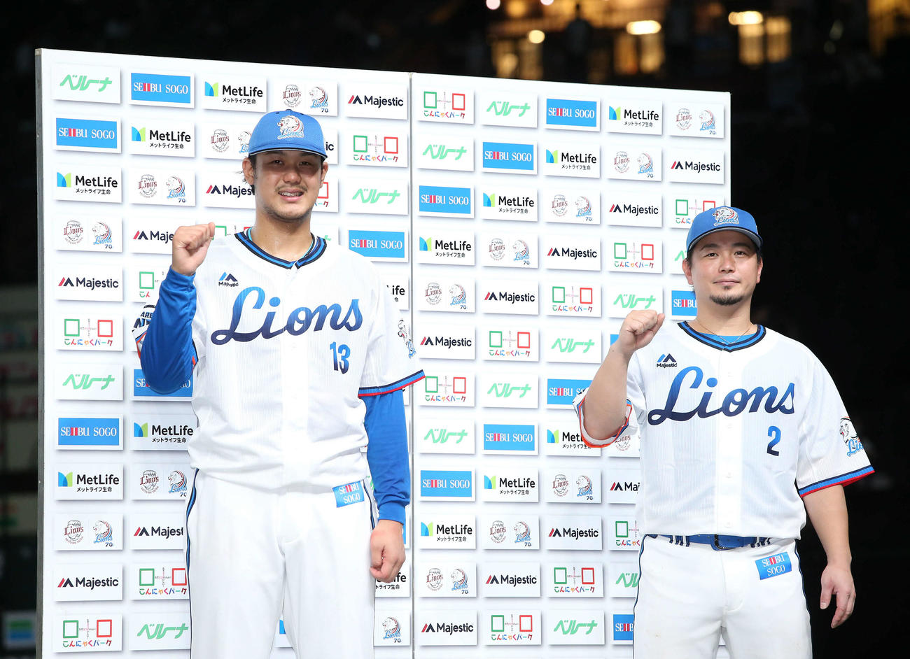 試合後のインタビューを終え笑顔でガッツポーズする高橋光（左）と岡田（撮影・河田真司）