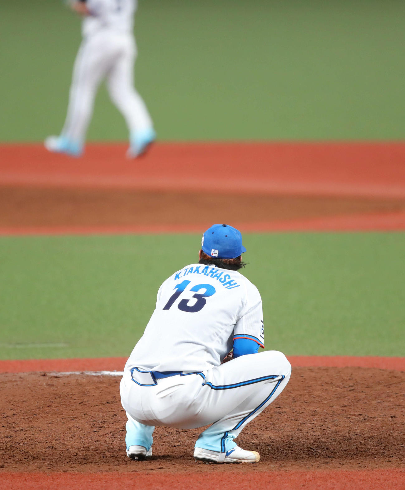 西武対オリックス　9回表オリックス無死、代打西野に中前打を許し、ノーヒットノーランを逃しがっくりしゃがみ込む西武高橋光（撮影・河田真司）