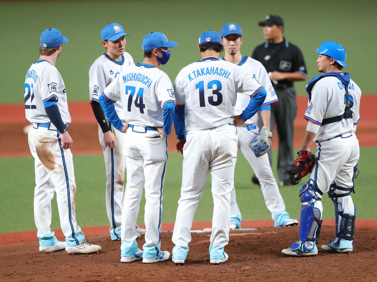 西武対オリックス　9回表オリックス無死一塁、高橋光（中央右）に声をかける西口投手コーチ