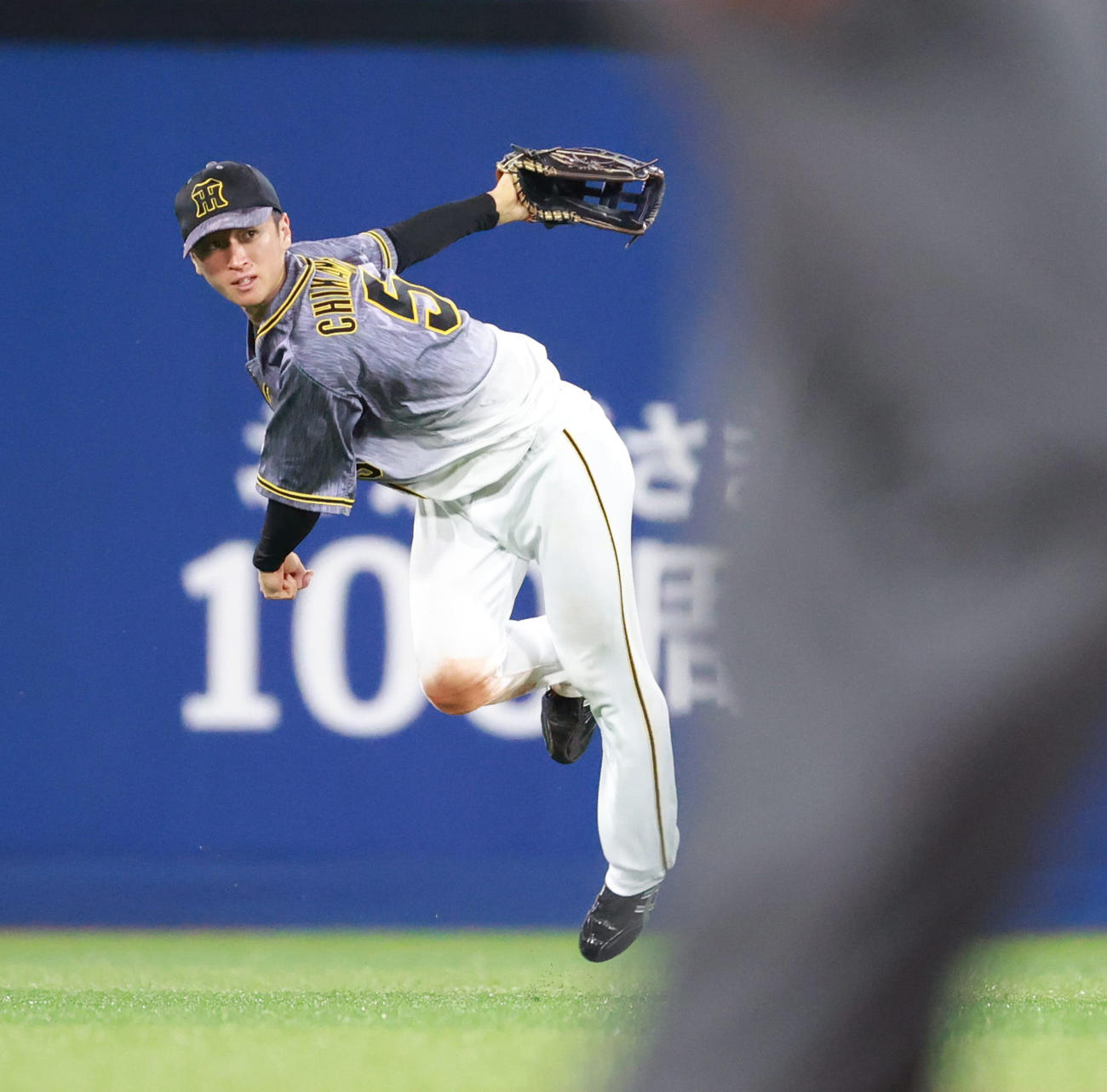 DeNA対阪神　6回裏DeNA2死二、三塁、大和の中前適時打で中堅手近本光司が本塁に送球し二塁走者神里和毅をアウトにする、（撮影・清水貴仁）