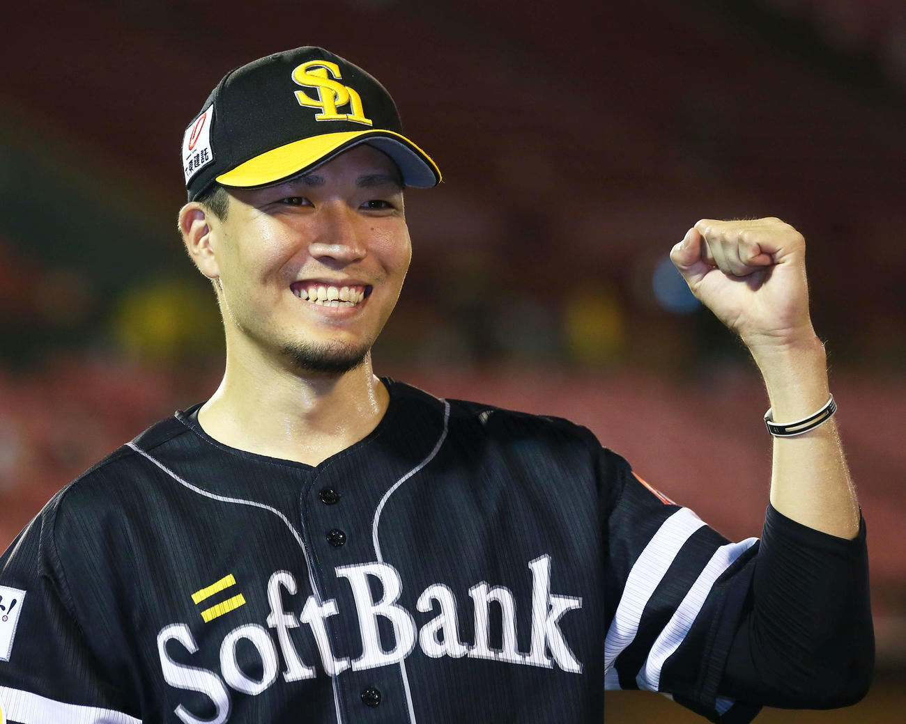 楽天対ソフトバンク　勝利を挙げ笑顔を見せるソフトバンク千賀（撮影・足立雅史）