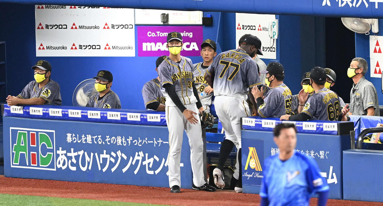 DeNA対阪神　6回途中、阪神矢野監督（中央）はガルシア（同右）を降板させる（撮影・山崎安昭）