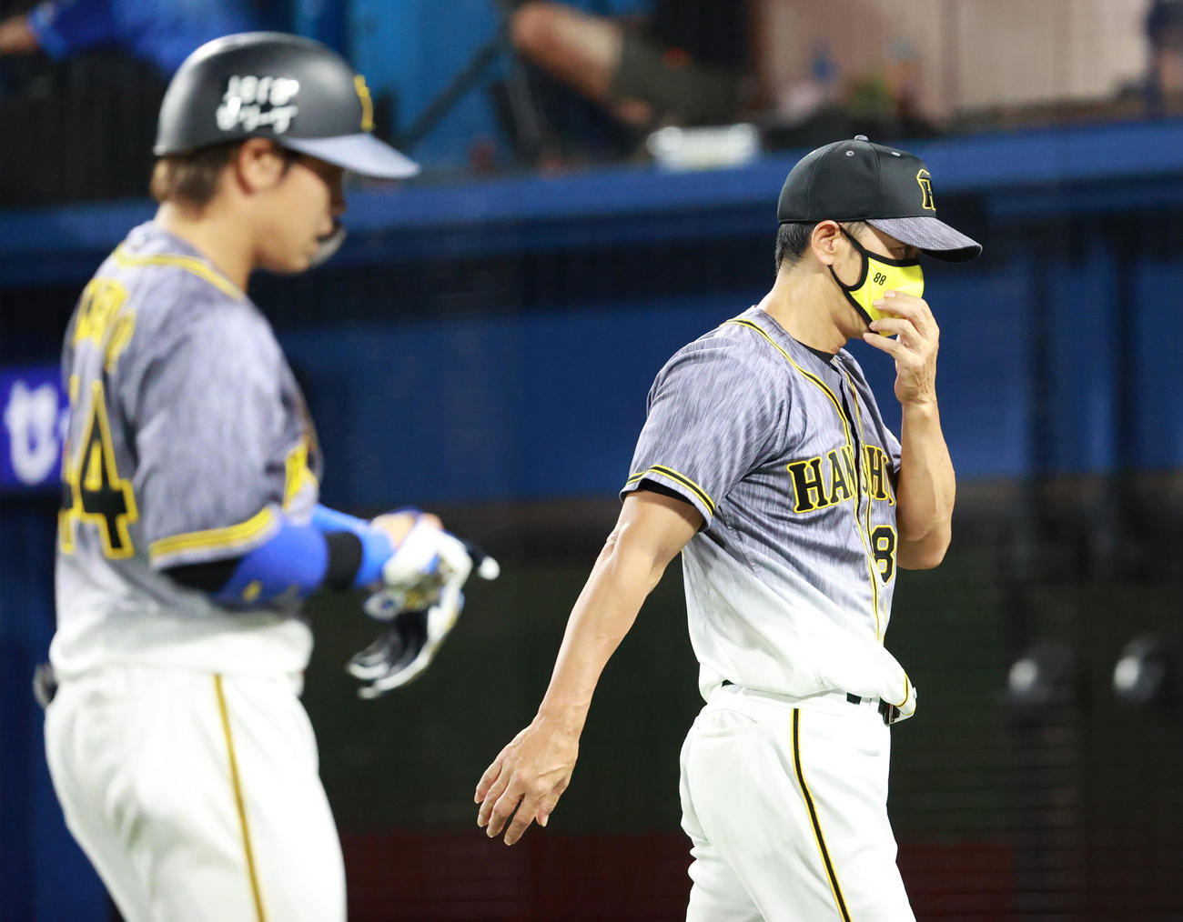 DeNA対阪神　10回表阪神2死一塁、梅野が遊ゴロに倒れ攻撃終了で選手交代を告げる矢野監督（撮影・清水貴仁）