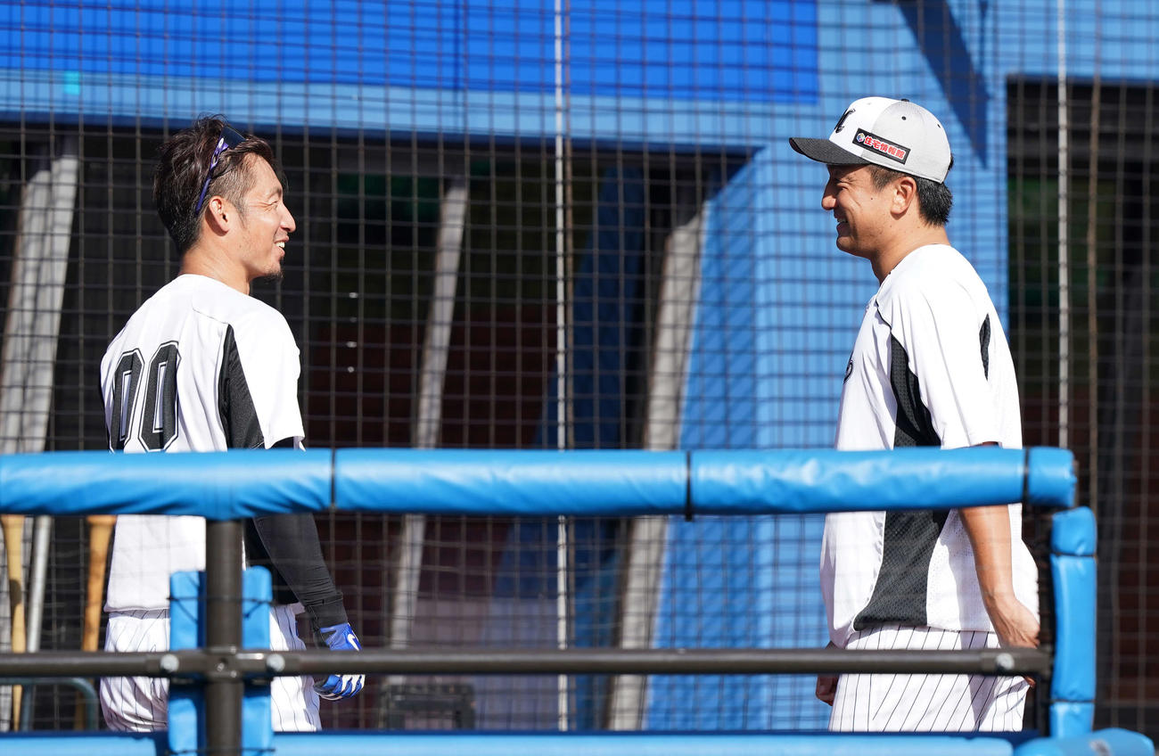 ロッテに新加入した沢村（右）は鳥谷にあいさつ（撮影・鈴木みどり）