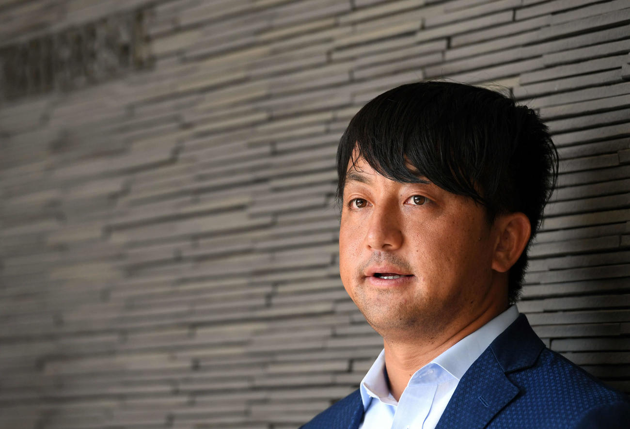 あいさつを終え記者に心境を語る答える巨人沢村（撮影・たえ見朱実）
