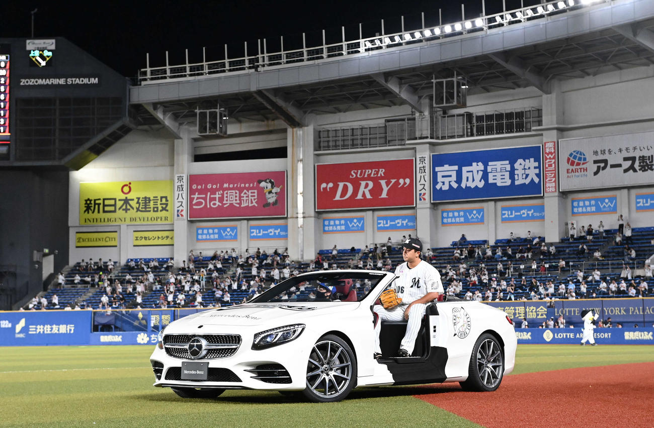 ロッテ対日本ハム　6回表、リリーフカーに乗りマウンドへ向かうロッテ沢村（撮影・鈴木みどり）