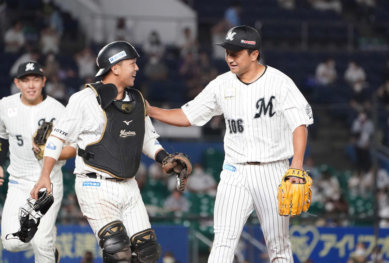 ロッテ対日本ハム　6回表を3者凡退に抑えたロッテ沢村（右）は田村をねぎらう（撮影・鈴木みどり）