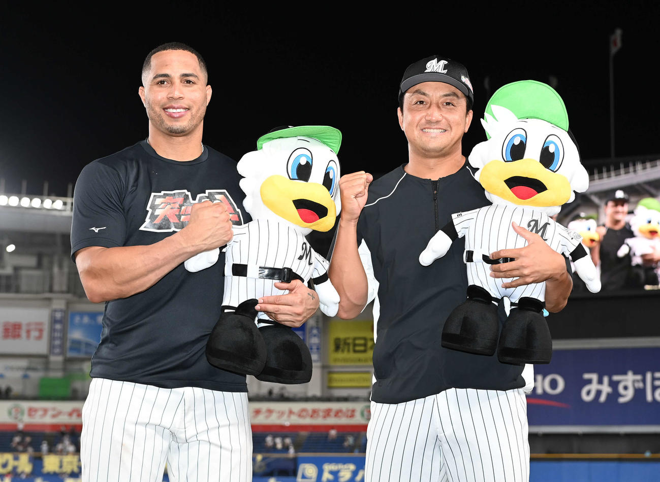 ロッテ対日本ハム　日本ハムに勝利し、笑顔でポーズを取るロッテ沢村（右）とマーティン（撮影・鈴木みどり）
