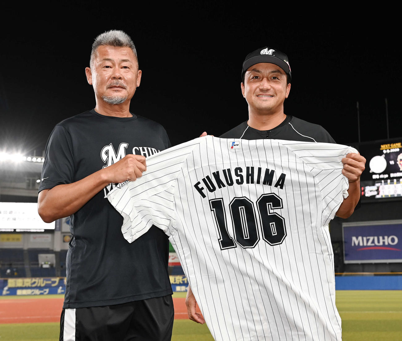 ロッテ対日本ハム　福嶋打撃投手（左）のユニホームを借りて登板したロッテ沢村は一緒に記念撮影（撮影・鈴木みどり）