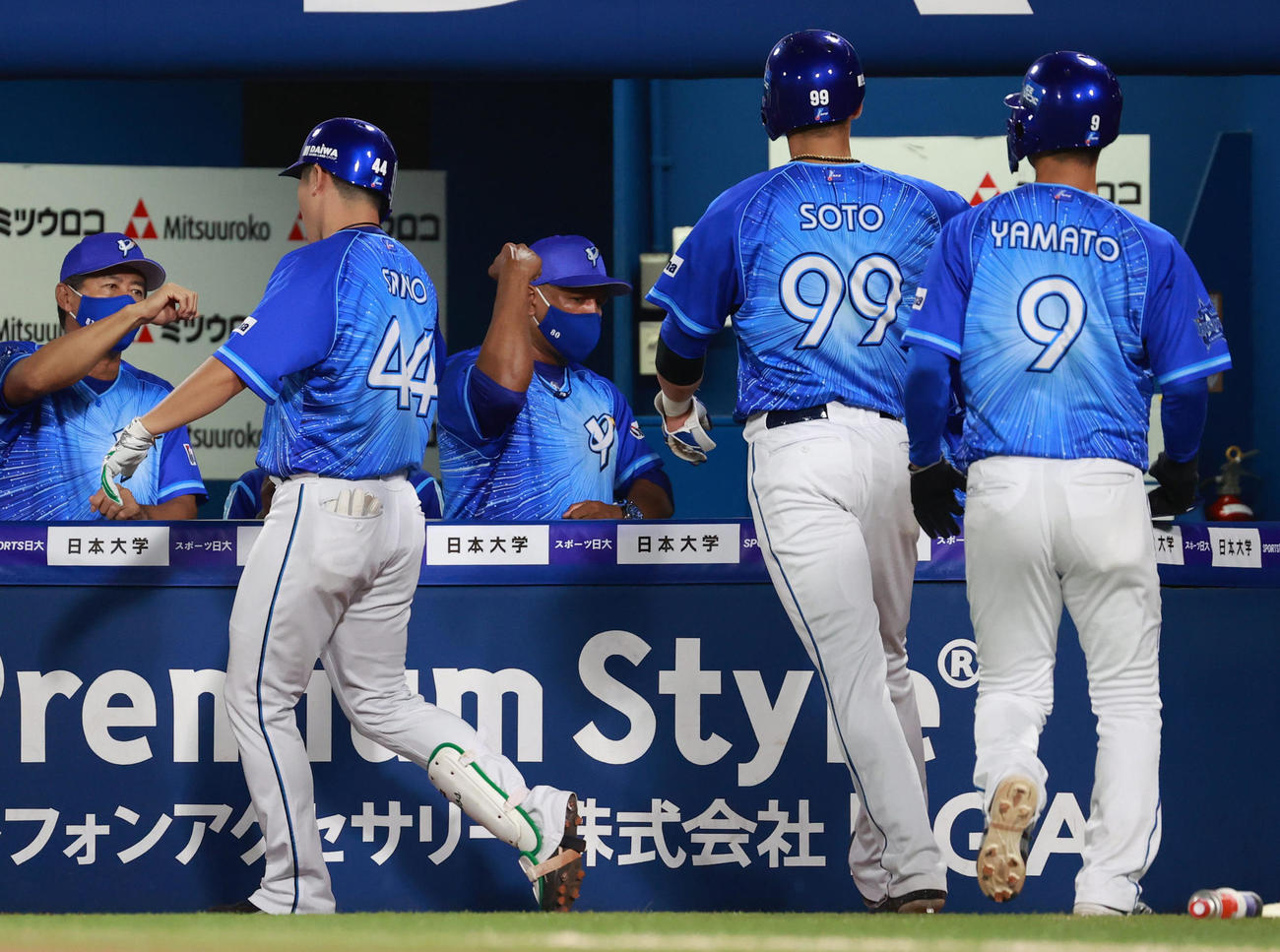 DeNA対阪神　6回裏DeNA無死二、三塁、右越え3点本塁打を放ち生還する佐野（左から2人目）と迎えるラミレス監督（撮影・清水貴仁）