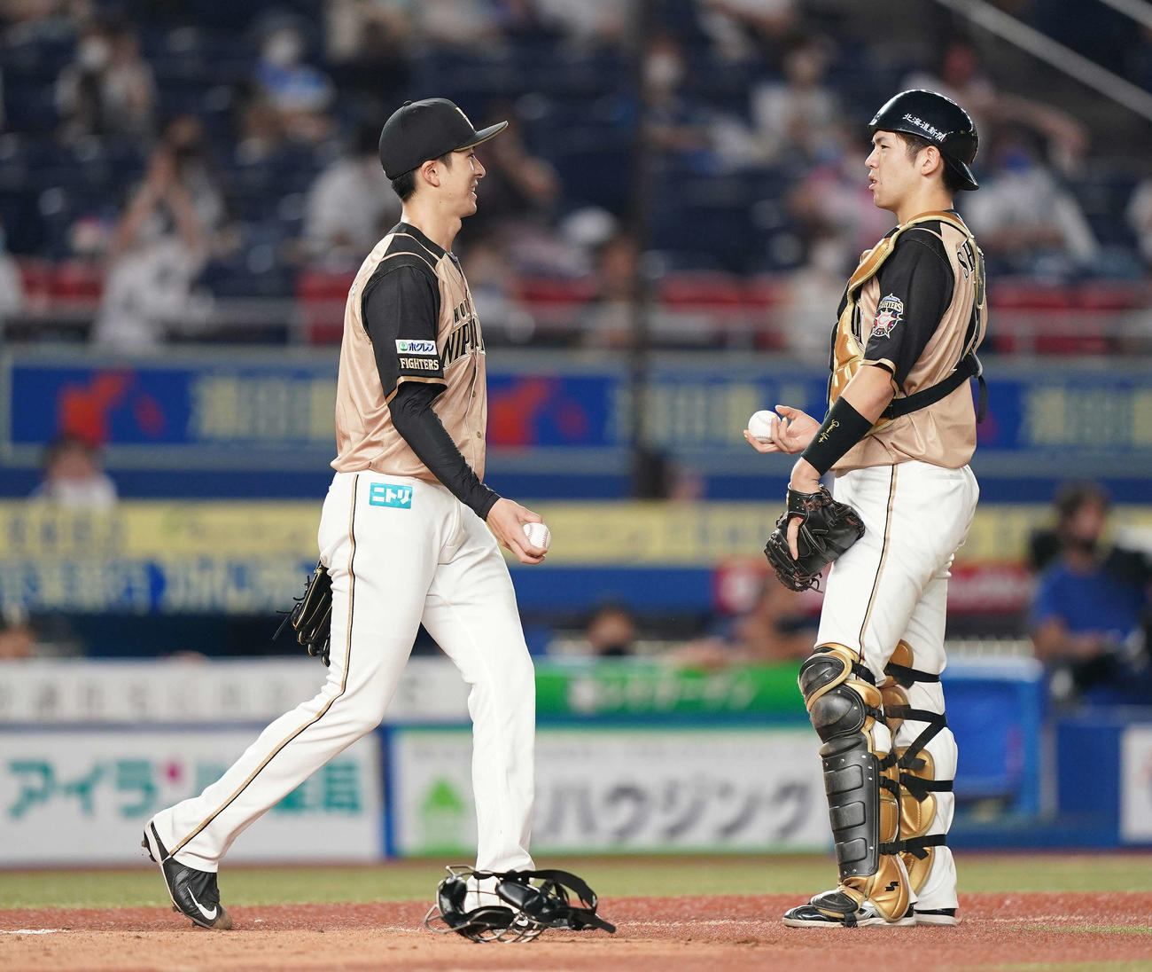 ロッテ対日本ハム　5回裏ロッテ2死満塁、マーティンに中2点適時二塁打を浴び苦笑いの上沢。右は捕手清水（撮影・鈴木みどり）
