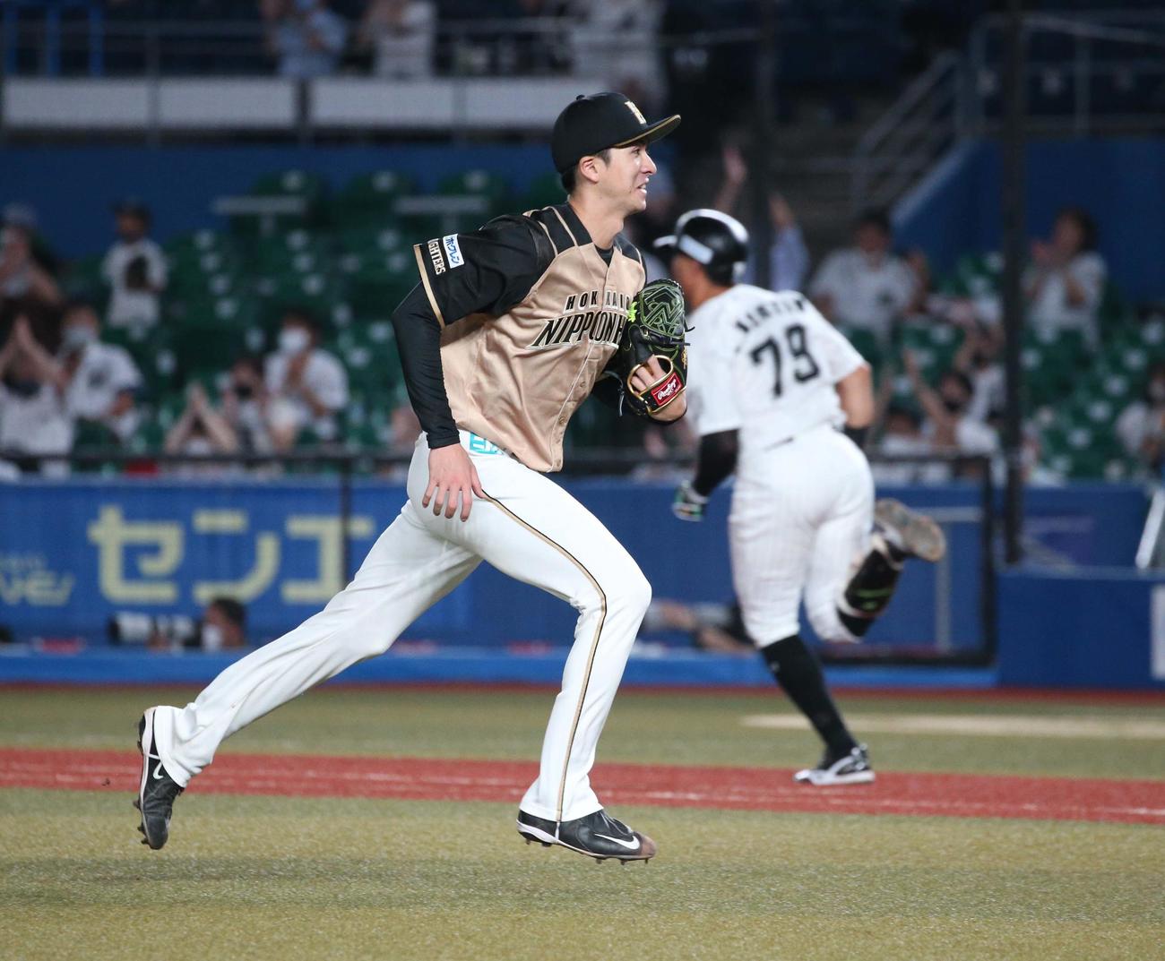 ロッテ対日本ハム　5回裏ロッテ2死満塁、マーティン（右）に2点適時打を浴びカバーに走る上沢（撮影・黒川智章）