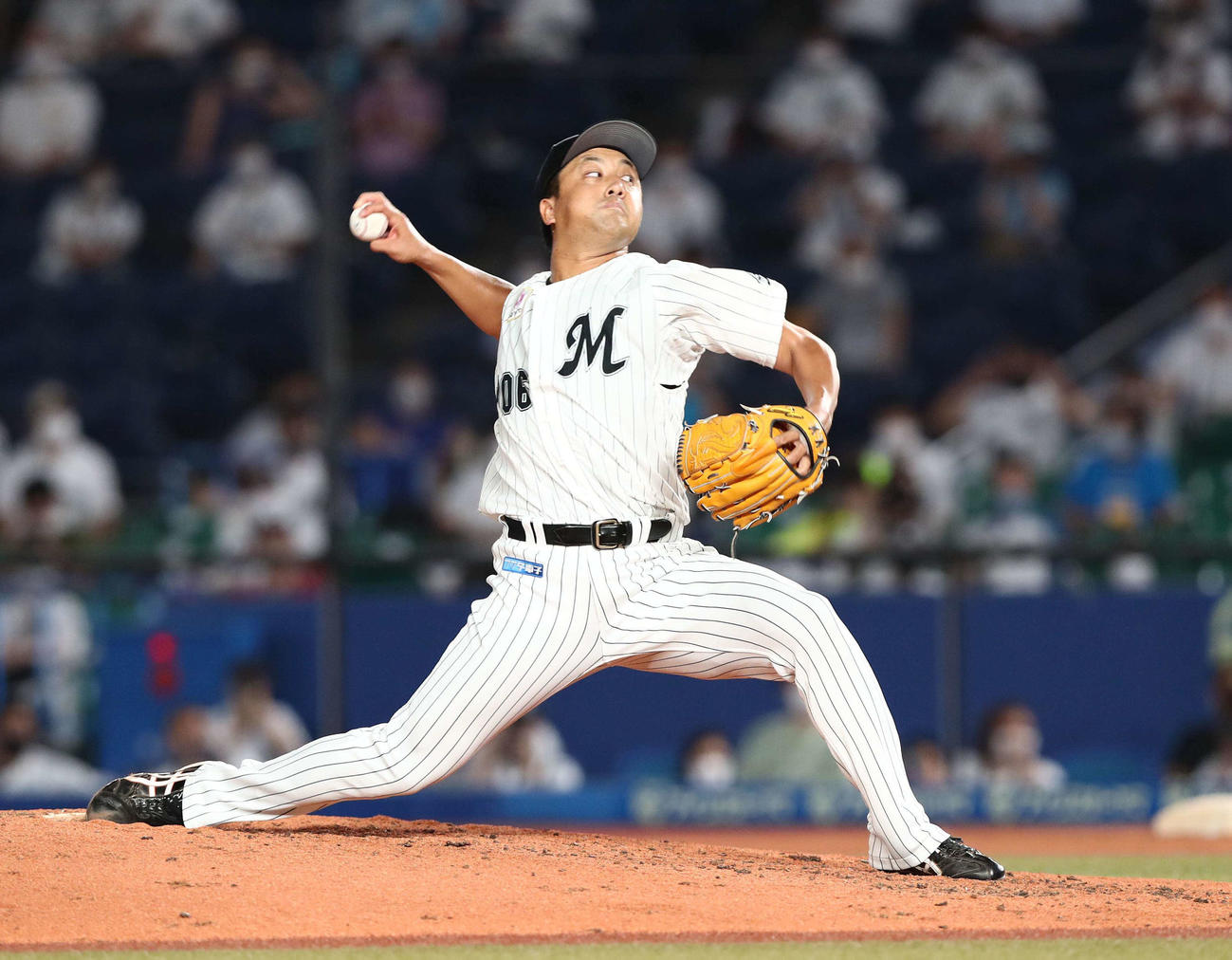 ロッテ対日本ハム　6回表に登板して3者三振に仕留める沢村（撮影・黒川智章）