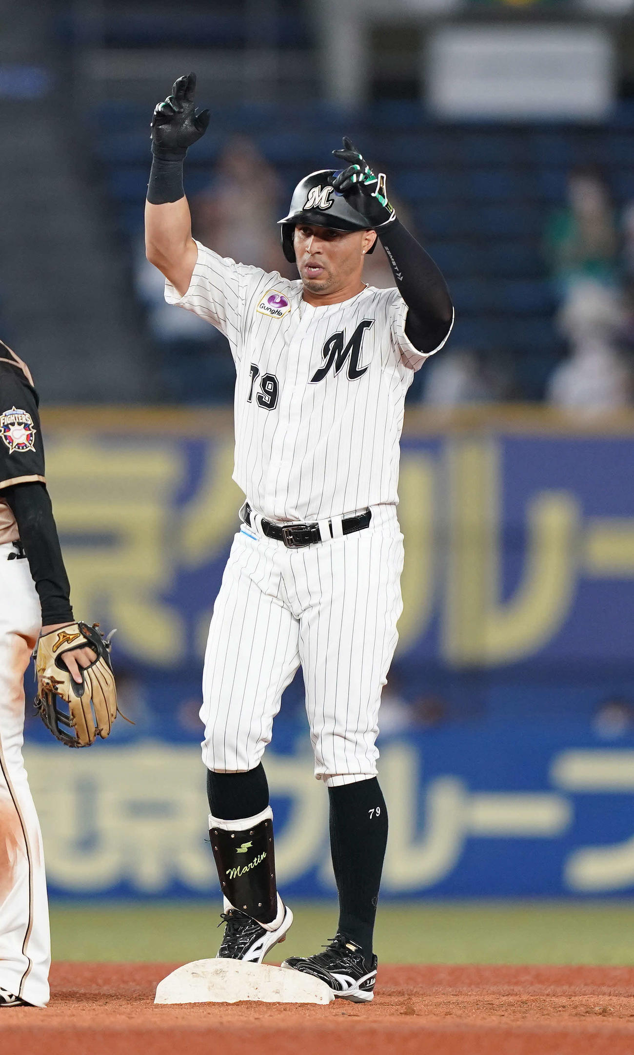 ロッテ対日本ハム　5回裏ロッテ2死満塁、中2点適時二塁打を放ったマーティンは塁上で両手を挙げる（撮影・鈴木みどり）