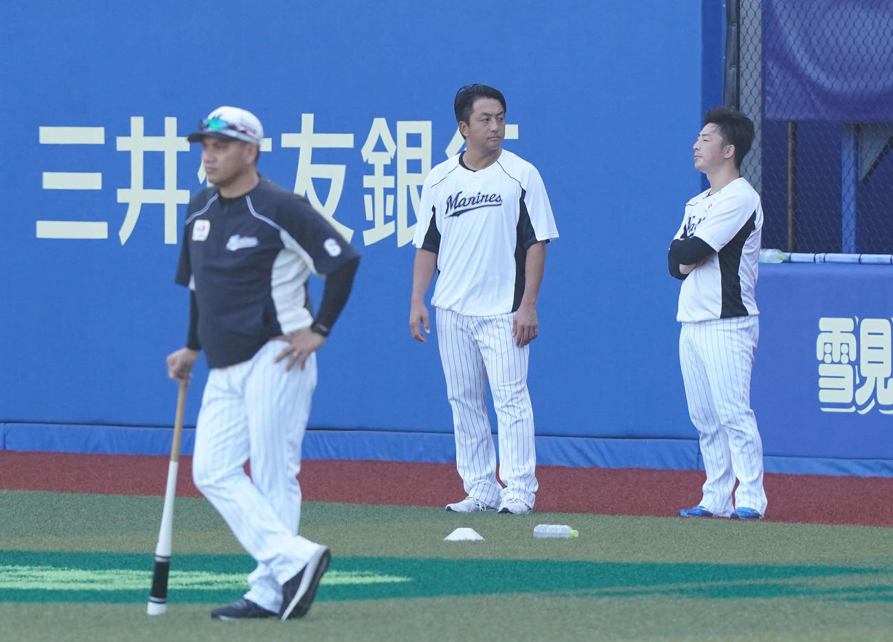 ロッテに新加入した沢村（中央）は美馬（右）と話す。左手前は井口監督（撮影・鈴木みどり）