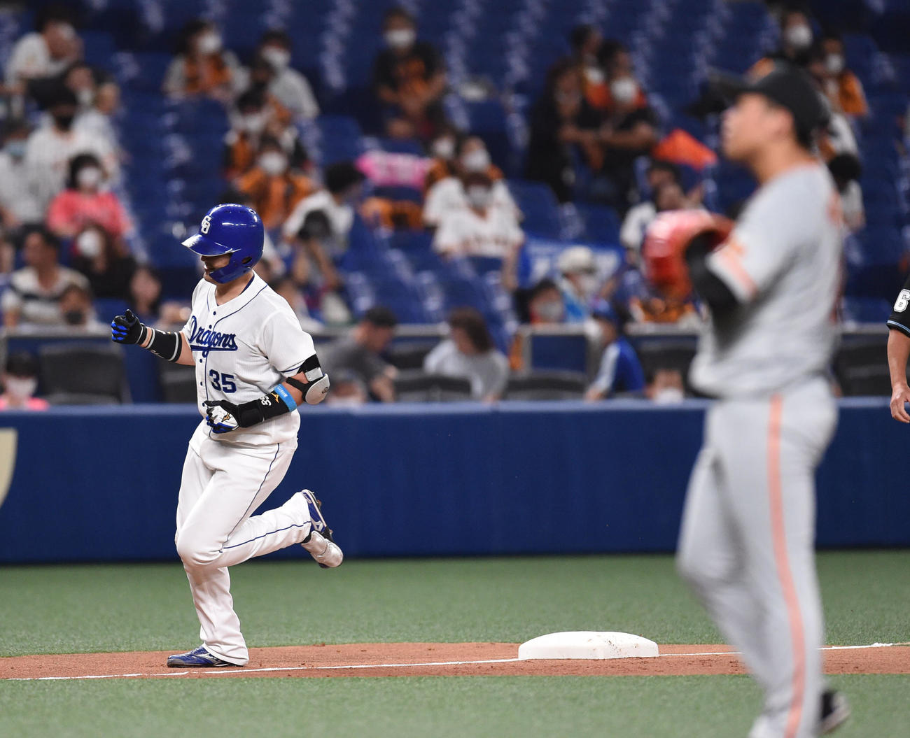 3回裏中日無死、田口麗斗（右）から左越え本塁打を放った木下拓哉（左）（撮影・森本幸一）