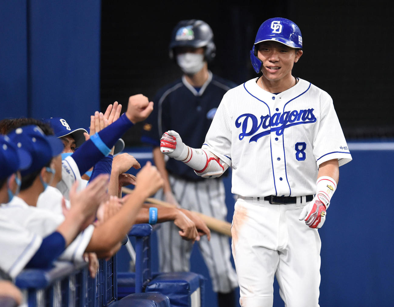 6回裏中日無死、右越え本塁打を放った大島洋平（撮影・森本幸一）