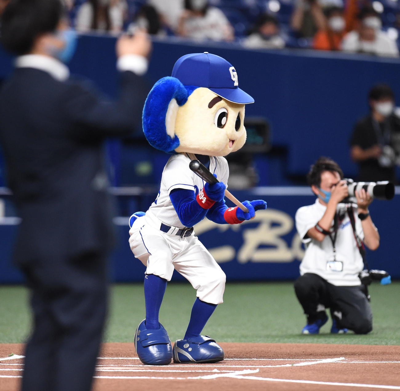 見せ場無くいらだつドアラ（撮影・森本幸一）