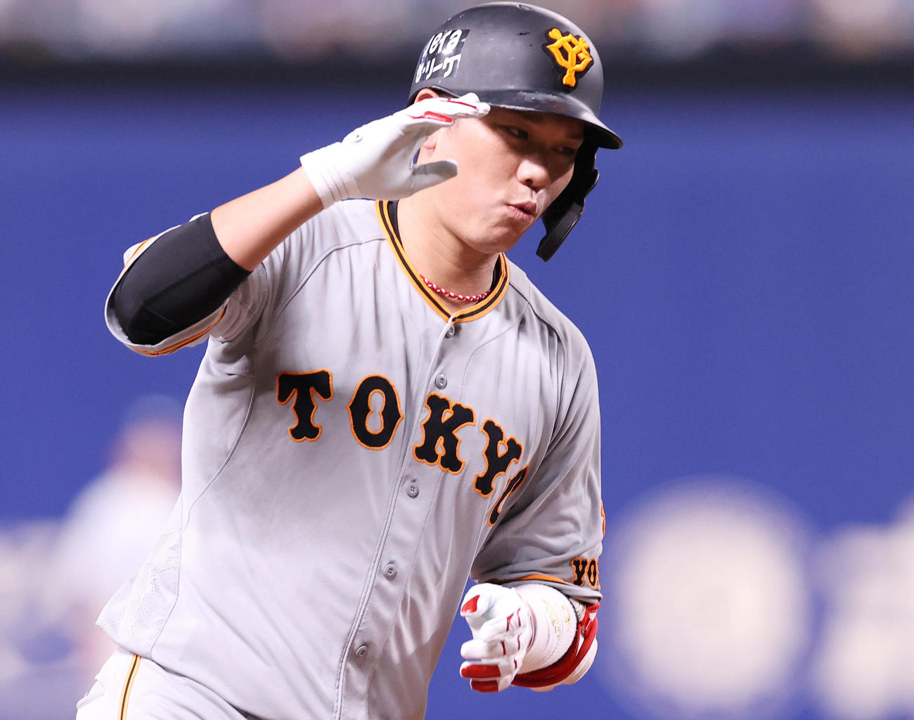 中日対巨人　3回表巨人1死二塁、先制の2点本塁打を放ちポーズを決める坂本（撮影・垰建太）