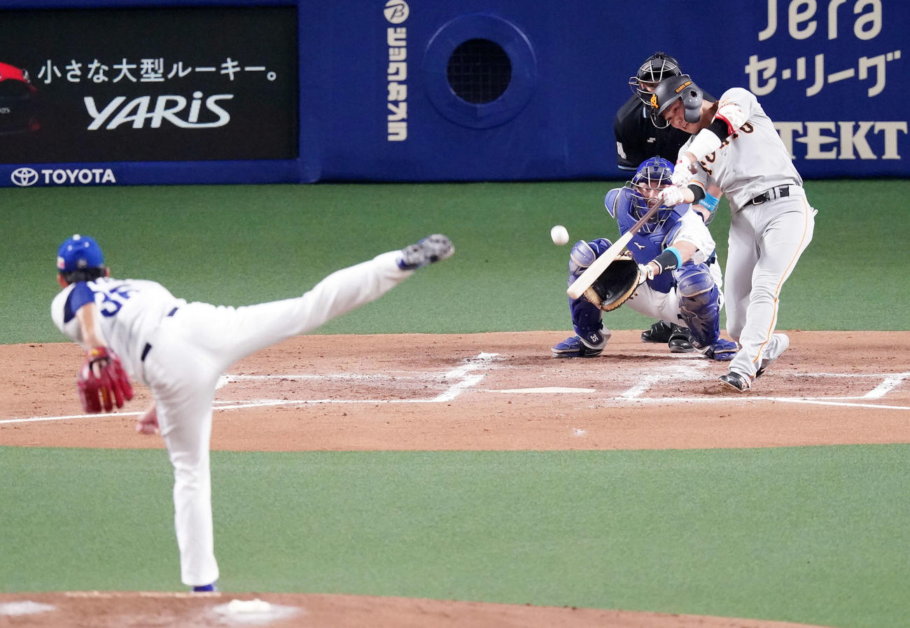 中日対巨人　3回表巨人1死二塁、右中間に先制2点本塁打を放つ坂本。投手岡野（撮影・江口和貴）