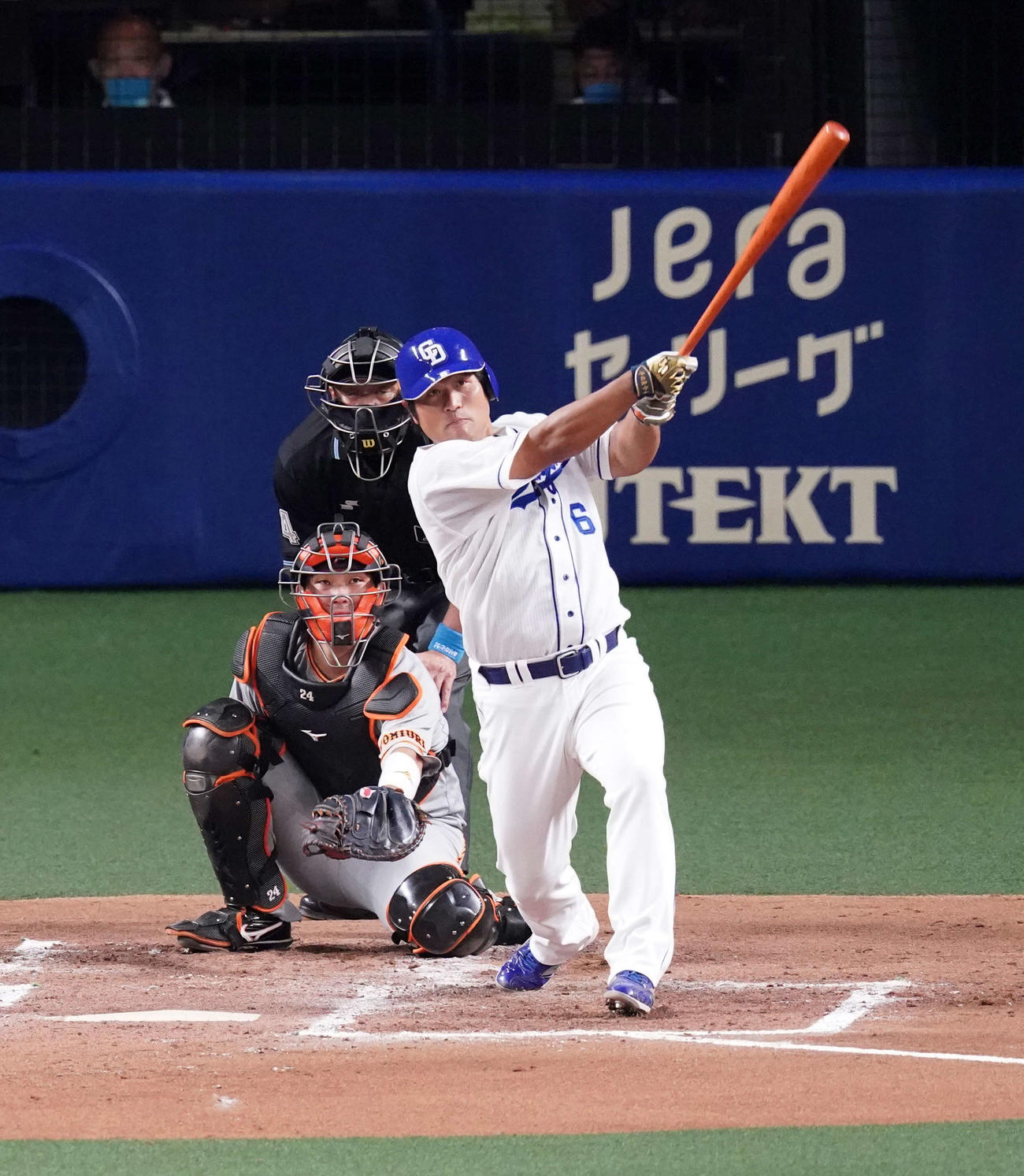 中日対巨人　3回裏中日1死一塁、プロ通算1000安打となるフェンス直撃二塁打を放つ平田（撮影・江口和貴）