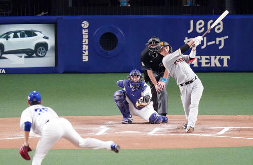 中日対巨人　6回表巨人無死、左中間に2打席連続ソロ本塁打を放つ坂本。投手岡野（撮影・江口和貴）