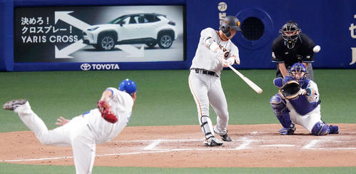 中日対巨人　7回表巨人無死、左越えソロ本塁打を放つ大城。投手福（撮影・江口和貴）