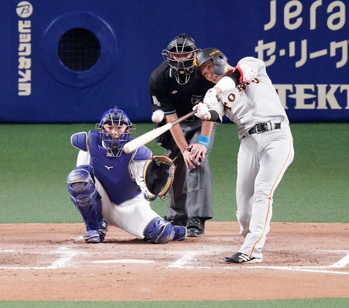 中日対巨人　7回表巨人2死、3打席連続となるソロ本塁打を左越えに放つ坂本（撮影・江口和貴）