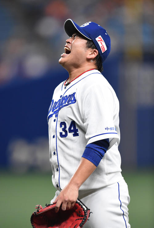 7回表巨人攻撃終了、悔しそうに天を仰ぎほえる福敬登（撮影・森本幸一）