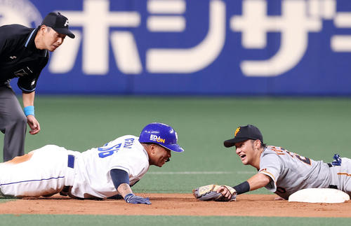 中日対巨人　6回裏中日1死二塁、ビシエド（左）は同点適時打を放つも二塁を離れてしまい楽しそうに吉川尚にタッチアウトされる（撮影・垰建太）