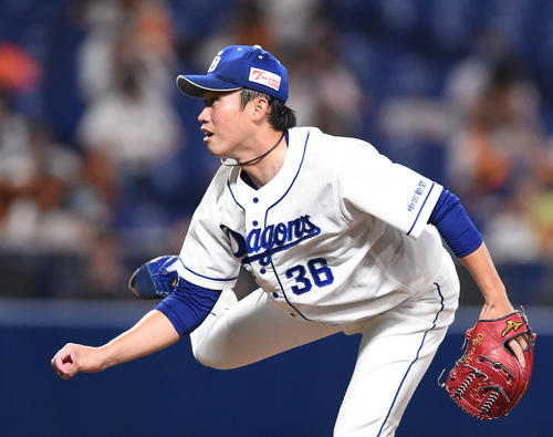 1回表、登板する中日先発の岡野祐一郎（撮影・森本幸一）