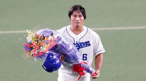 中日対巨人　3回裏中日1死一塁、プロ通算1000安打となるフェンス直撃二塁打を放ち花束を受け取った平田（撮影・江口和貴）