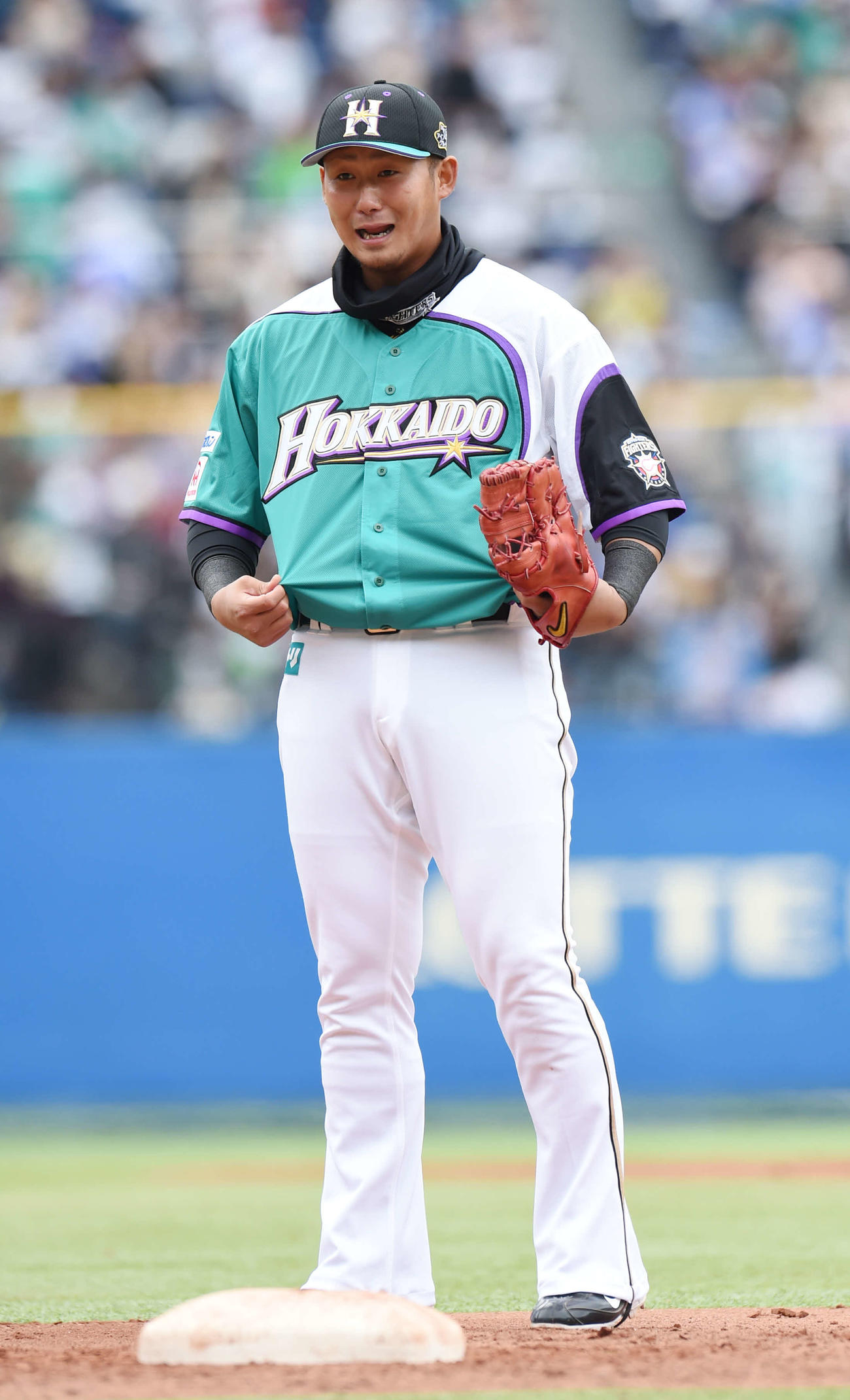 16年3月26日ロッテ戦前の練習中、相手ベンチに向け限定ユニホームをアピールする日本ハム中田