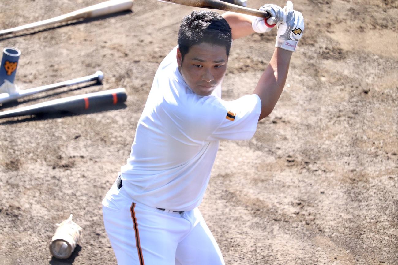 ロッテからトレードで加入し、2軍に合流した巨人香月（撮影・久永壮真）