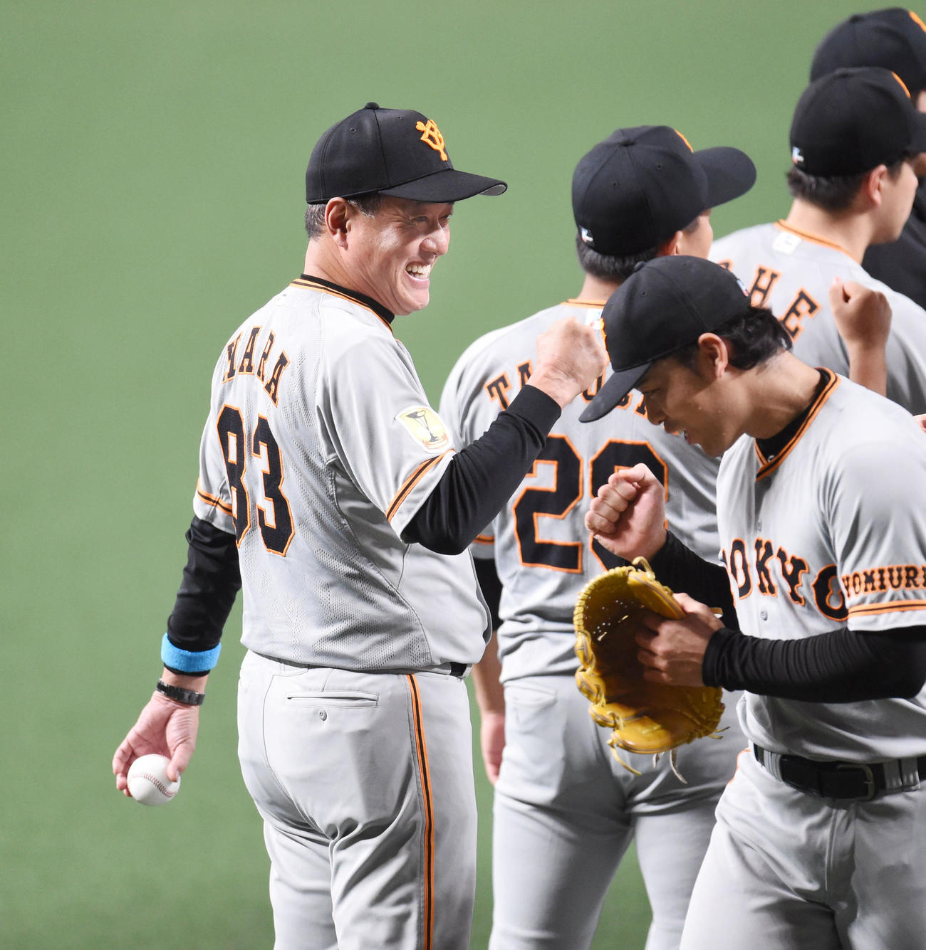 試合終了、高梨雄平から勝利球を受け取り笑顔を見せる原辰徳監督（撮影・森本幸一）