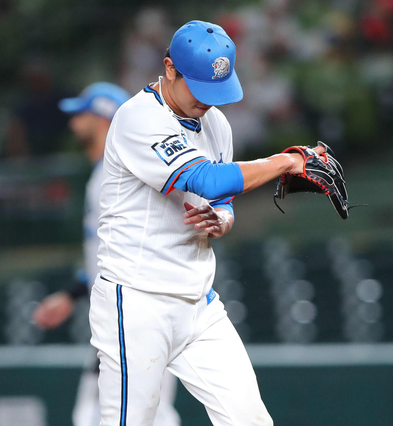 西武対オリックス　4回表オリックスの攻撃を抑え力強くグラブをたたく内海（撮影・河田真司）