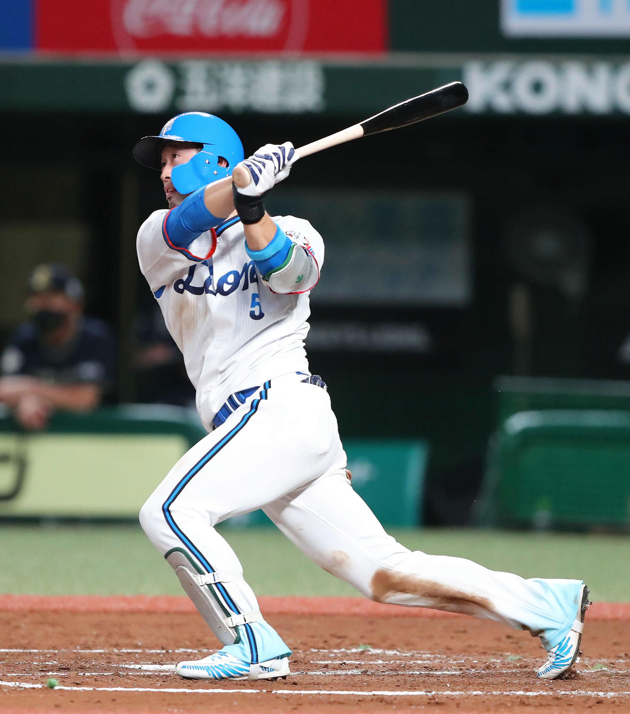 西武対オリックス　2回裏西武無死、左越えソロ本塁打を放つ外崎（撮影・河田真司）