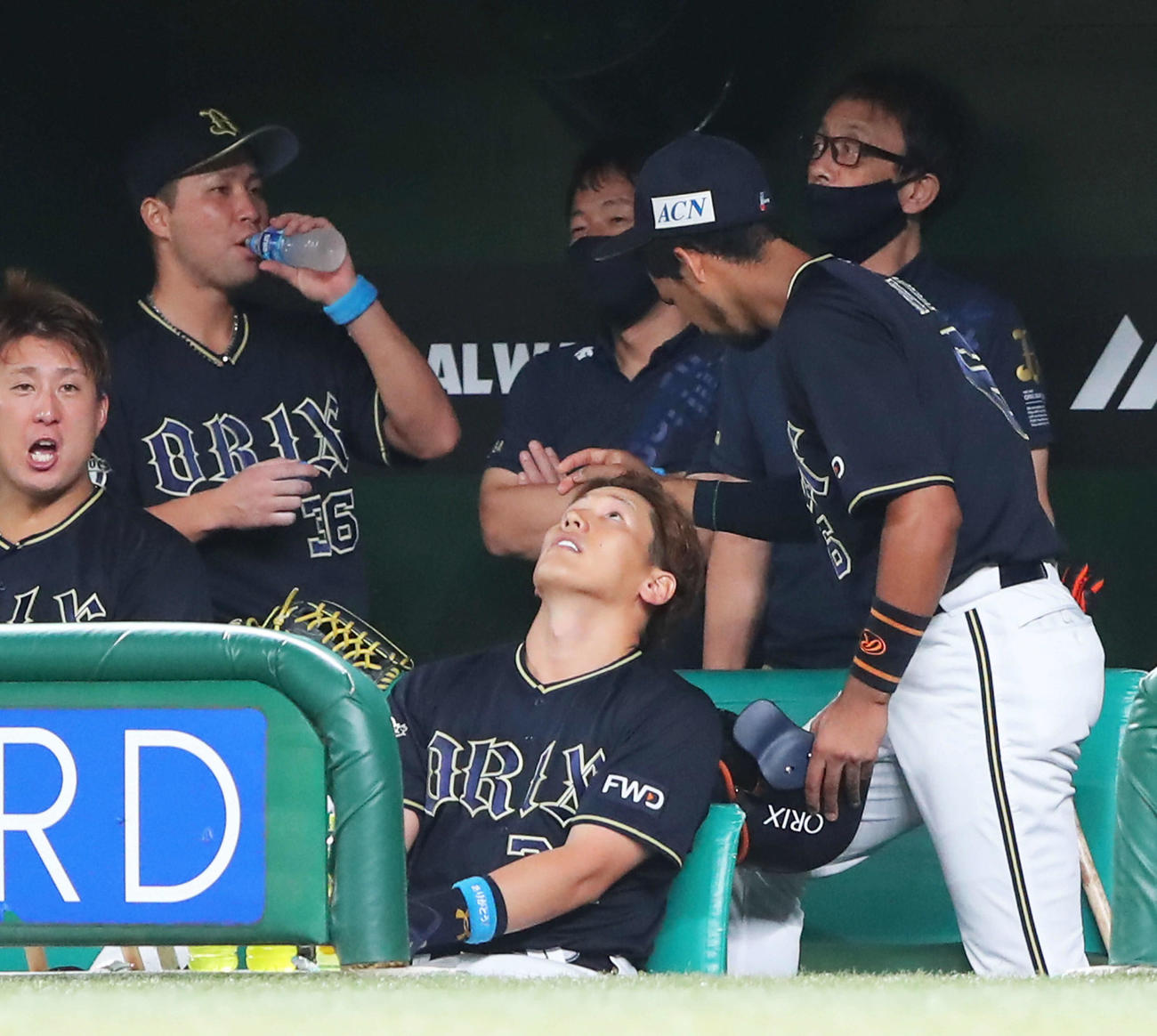 西武対オリックス　9回表オリックス無死、一ゴロに終わりベンチで天を仰ぐ吉田正（中央）