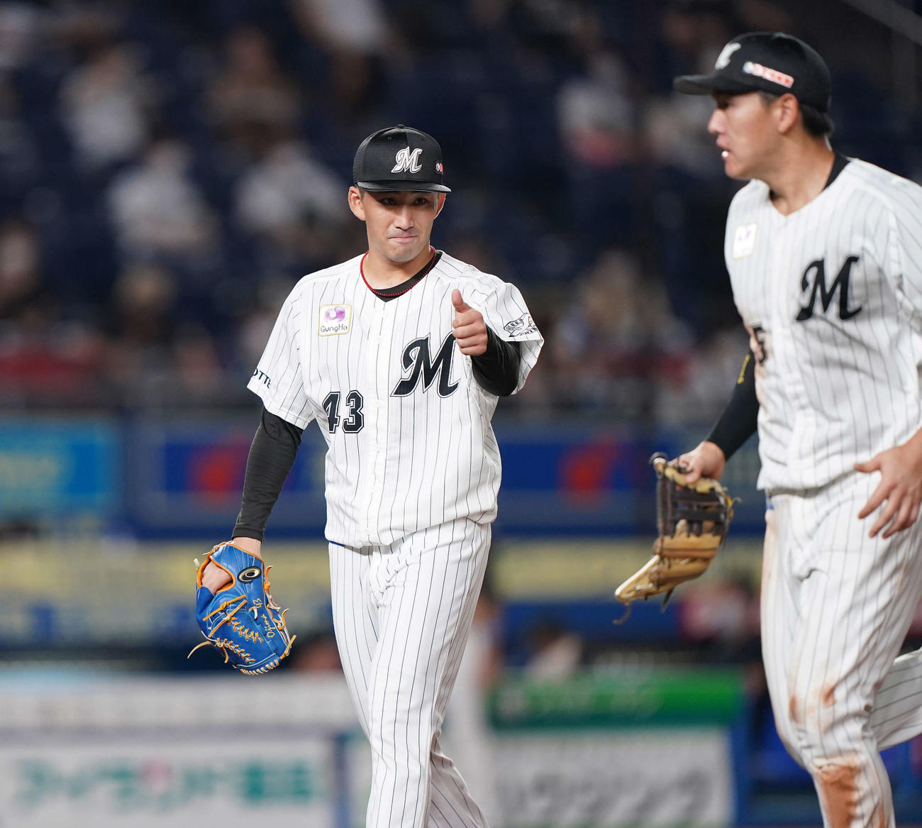 ロッテ対日本ハム　3回表まで無失点に抑え、サムアップポーズでベンチへ戻るロッテ小島。右は安田（撮影・鈴木みどり）