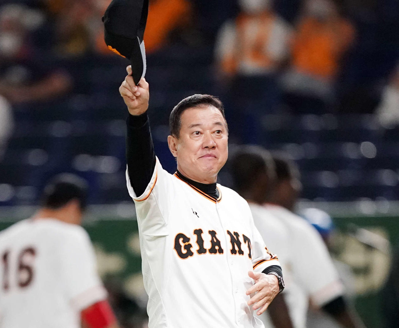 スタンドのファンに手を振る巨人原監督（2020年9月1日）