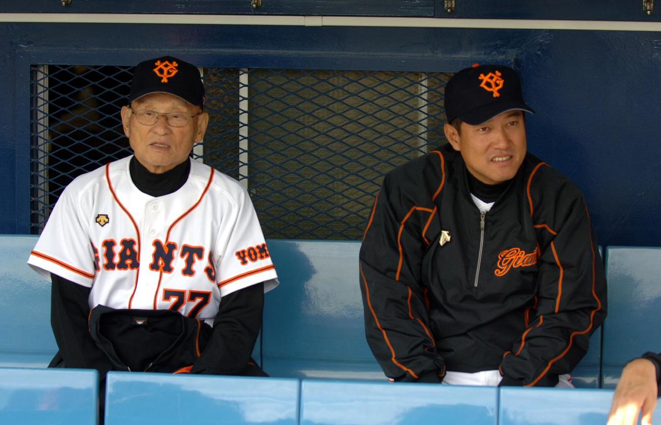 試合前ベンチで川上哲治さんの話を聞く原辰徳監督（05年11月20日）