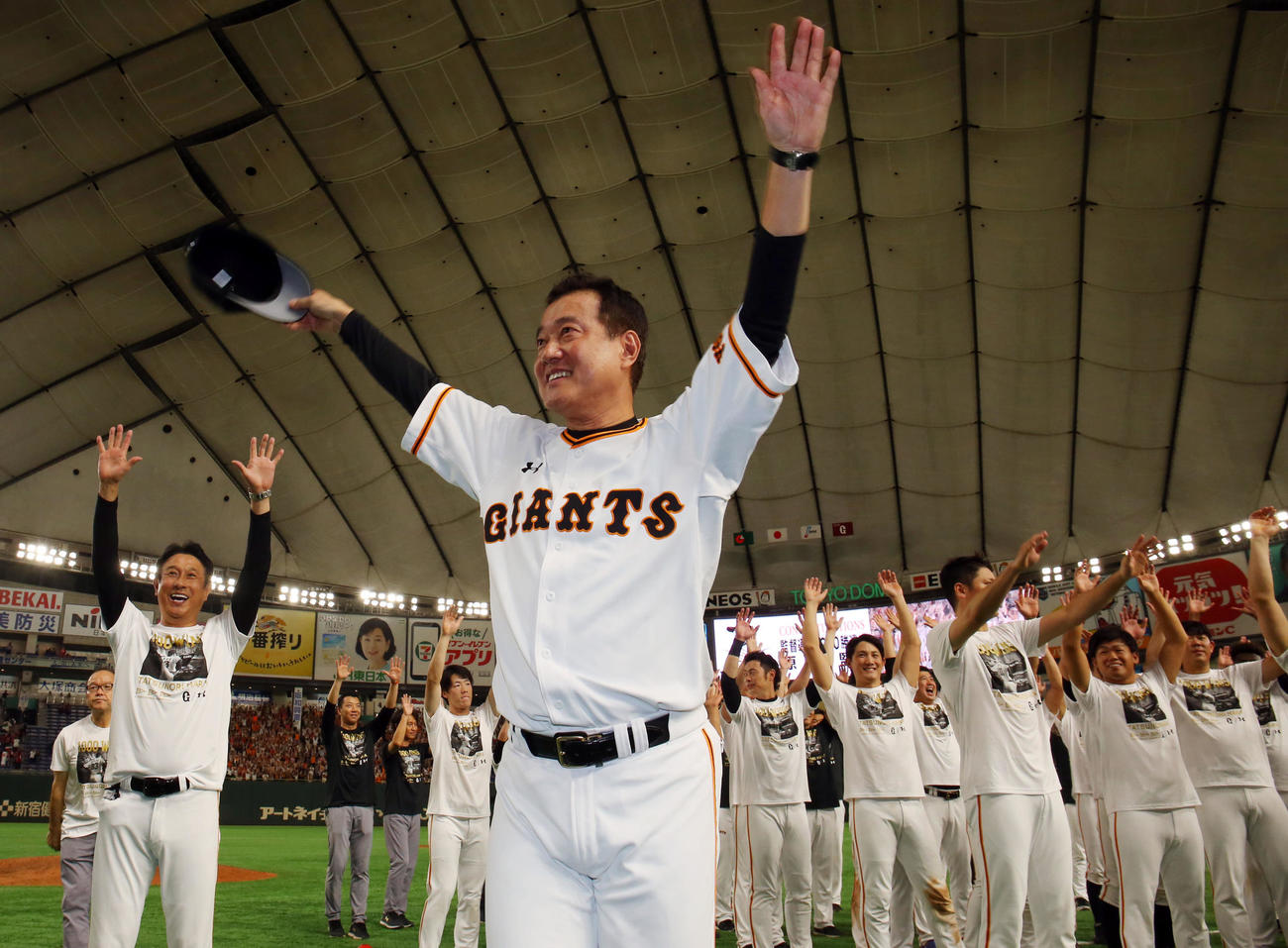 監督通算1000勝利を達成しファン、選手たちとバンザイで盛り上がる巨人原監督（2019年7月30日）