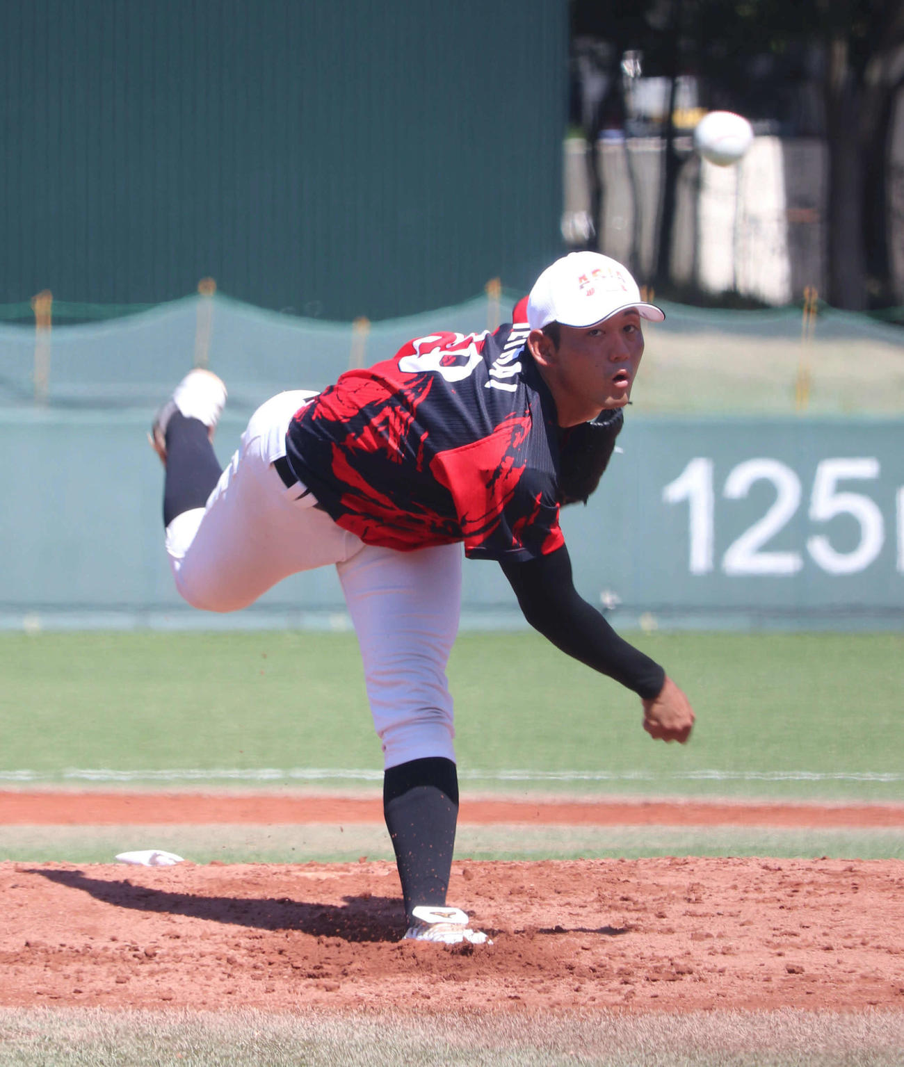 亜大対明大　亜大、5回を投げ3安打7三振2失点に抑えた先発の平内（撮影・保坂淑子）