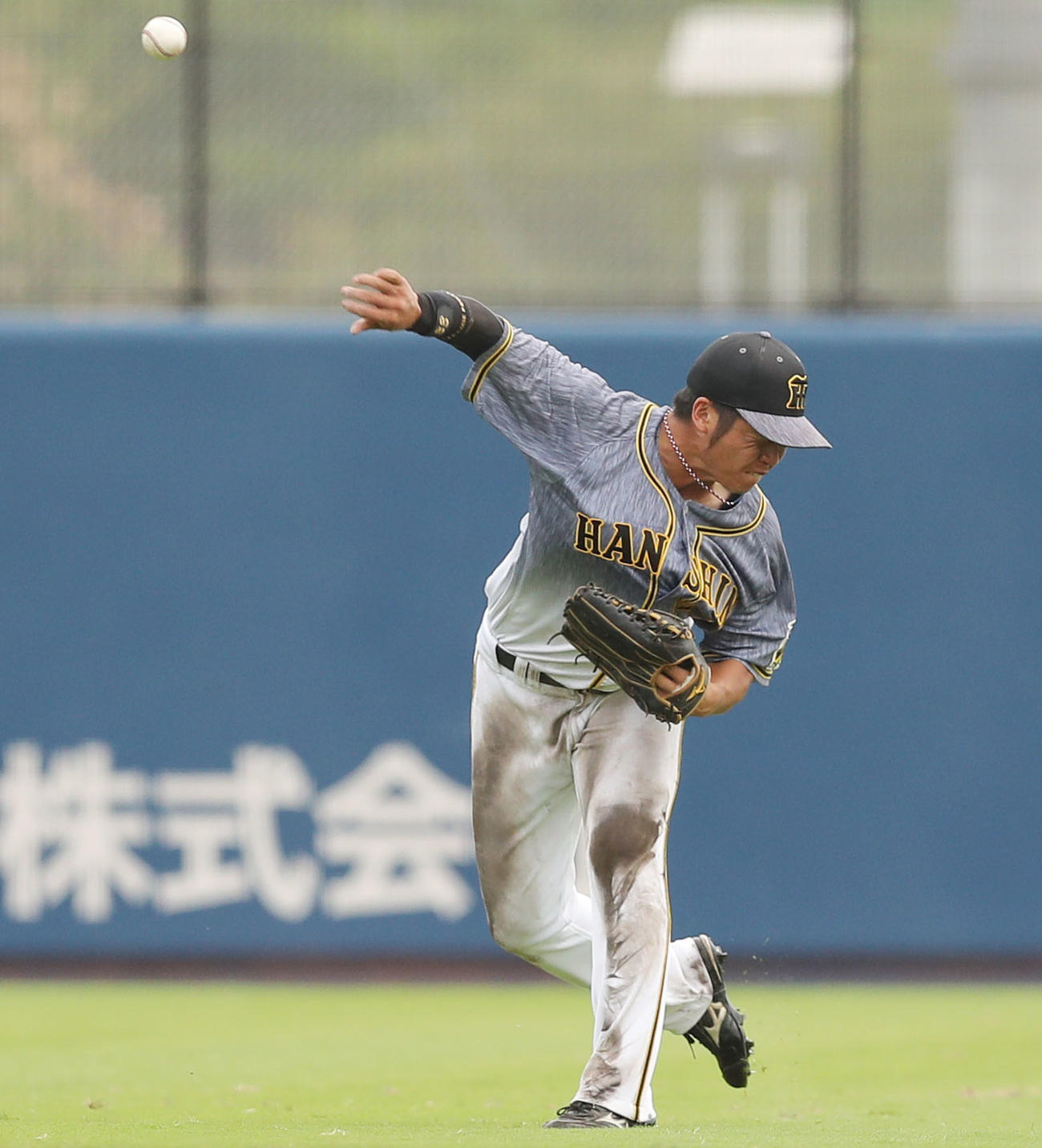 ウエスタン・リーグ　オリックス対阪神　8回裏オリックス2死二塁、太田の左前打を本塁へ送球し、二走西浦の本塁生還を阻止する左翼手小野寺（撮影・前田充）