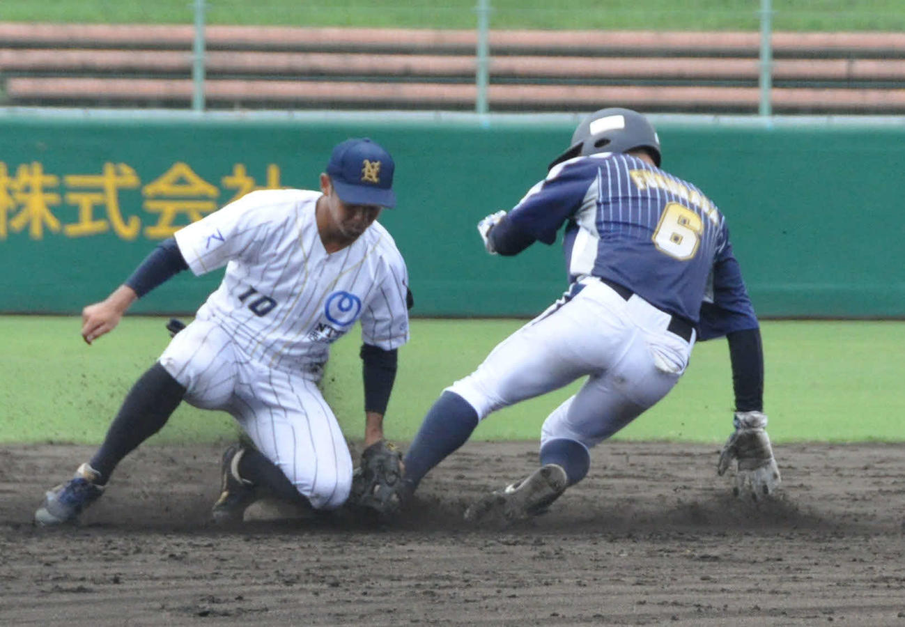 NTT西日本対日本新薬　4回表日本新薬2死一塁、福永（右）はこの日2つめの二盗を決める